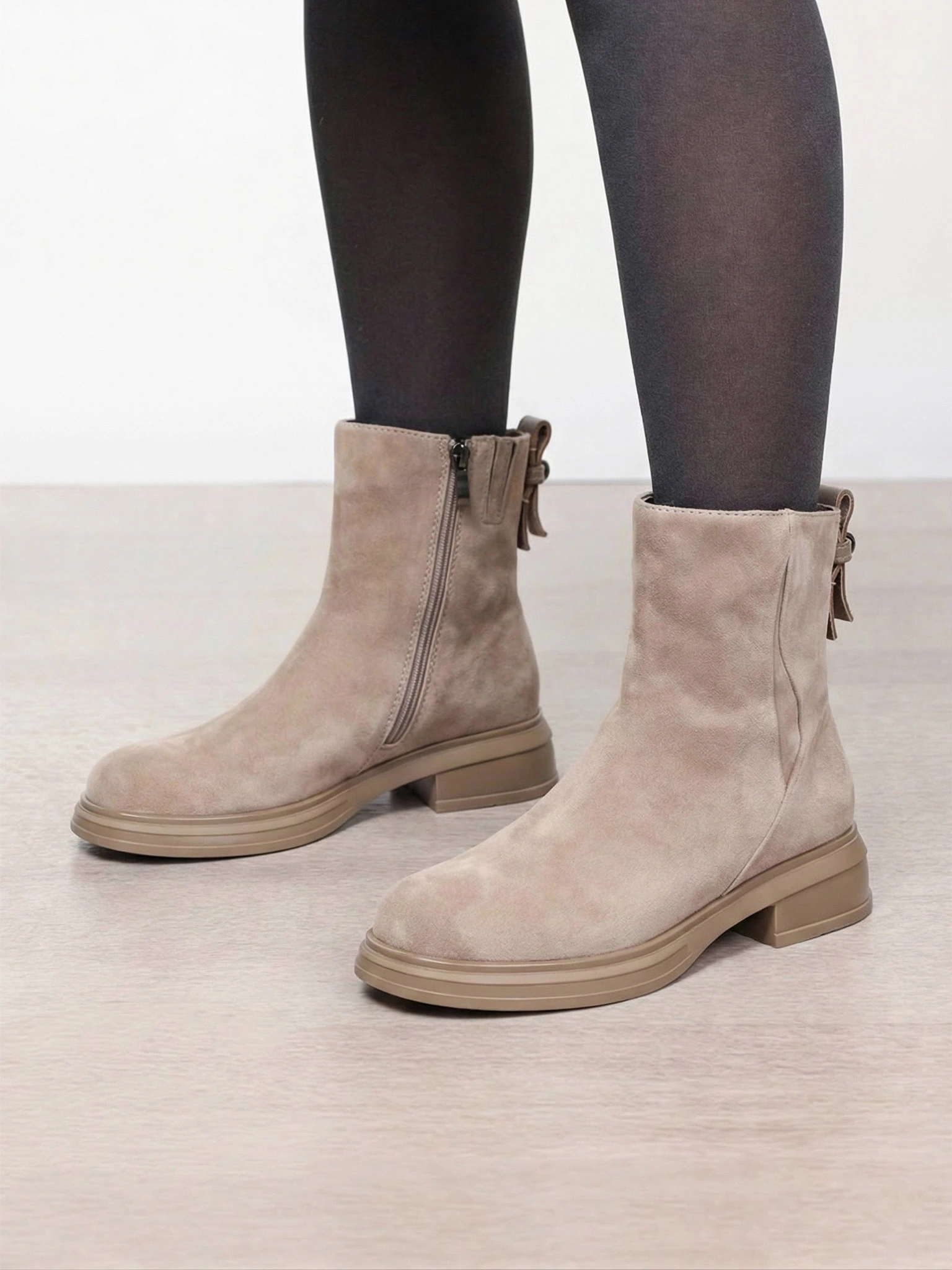 Ботинки бежевого цвета на широком среднем каблуке